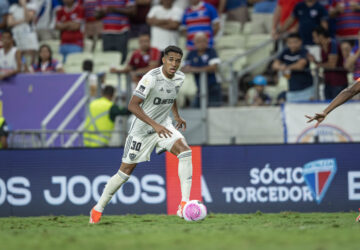 Titular contra o Fortaleza, Palacios será desfalque contra o Internacional